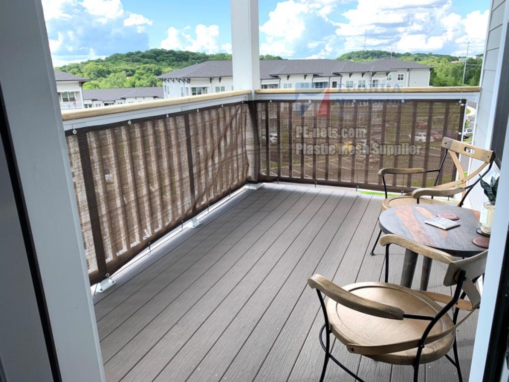 Installation of balcony privacy screen-4